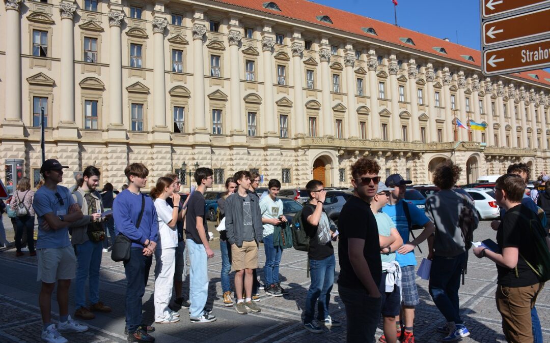 Nejen fyzikální procházka Prahou